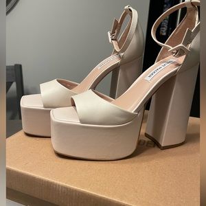 Steve Madden Kassini heel. Color; Bone, size 6